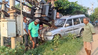 போதை ஆசாமியின் சாகசத்தால் டிரான்ஸ்பார்மரில் கார் மோதி விபத்து; பொதுமக்கள் அவதி