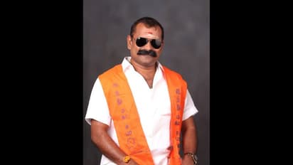 இந்து மகாசபா மாநில இளைஞரணி தலைவரை கொல்ல சதி? காவலாளியை கொடூரமாக தாக்கிய மர்ம கும்பல்