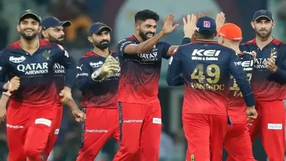 முகமது சிராஜ்ஜின் புதிய வீடு திறப்பு விழாவிற்கு விசிட் அடித்த விராட் கோலி அண்ட் டீம்!