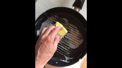 கருப்பாக இருக்கும் கடாயை புதிது போல் மாற்ற வேண்டுமா? அப்ப இதை ட்ரை பண்ணி பாருங்க..