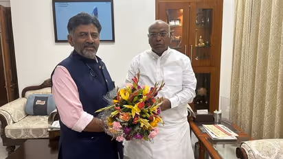 ಮೊದಲು ಡಿಕೆಶಿ, ಬಳಿಕ ಸಿದ್ದರಾಮಯ್ಯ, ಸಿಎಂ ಆಯ್ಕೆಗೆ ಖರ್ಗೆ ಒನ್ ಟು ಒನ್ ಮೀಟಿಂಗ್!