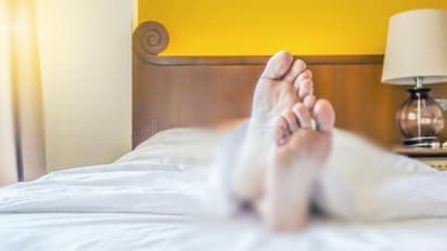 വീട് പൂട്ടി വിവാഹത്തിന് പോയി, തിരികെ വന്നപ്പോൾ ബെഡിൽ ഒരാൾ ഉറങ്ങുന്നു, ഉണർന്നപ്പോൾ പറഞ്ഞ കഥ സിനിമയെ വെല്ലും!