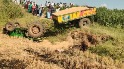విషాదం : ధాన్యాన్ని కొనుగోలు కేంద్రానికి తీసుకెళ్తుండగా, తిరగబడ్డ ట్రాక్టర్.. యువకుడు మృతి