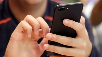 కొత్త సంసారంలో సోషల్ మీడియా చిచ్చు... సెల్ ఫోన్ కోసం భర్తనే కాదనుకున్న నవవధువు