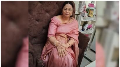 పరిశుభ్రత, రుతుస్రావంపై పేషెంట్లకు అవగాహన కల్పిస్తున్న డాక్టర్ బుష్రా ఖానమ్