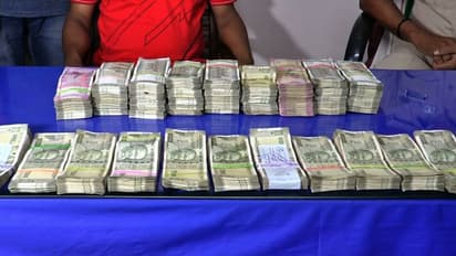 കാസര്‍ഗോഡ് മൂന്നിടങ്ങളിലായി പിടികൂടിയത് 57 ലക്ഷം രൂപയുടെ കുഴൽപ്പണം