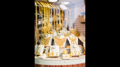 Hyderabad: హైదరాబాద్లో ఘరానా చోరీ.. ఐటీ అధికారులుగా నమ్మించి నగల షాపు నుంచి 2 కిలోల బంగారం ఎత్తుకెళ్లిన వైనం