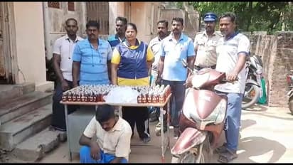 புதுச்சேரியில் இருந்து கடத்தி வரப்பட்ட 300 மது பாட்டில்கள்; மாறுவேடத்தில் சென்று கைது செய்த காவல்துறை