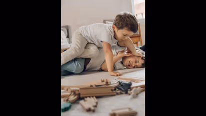 పిల్లలు ఊరికే కొట్టుకుంటున్నారా.. పేరెంట్స్ చేయాల్సింది ఇదే..!