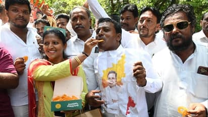 ಕರ್ನಾಟಕದ ನೂತನ ಸಿಎಂ: ಸಿದ್ದು ಫೋಟೋಗೆ ಕ್ಷೀರಾಭಿಷೇಕ, ಅಭಿಮಾನಿಗಳ ಸಂಭ್ರಮಾಚರಣೆ..! 