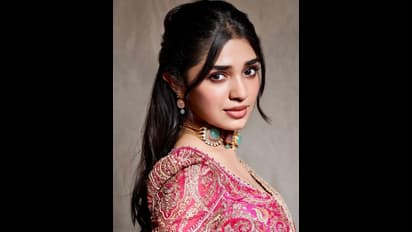 కృతి శెట్టి రాయల్ లుక్.. లెహంగా వోణీలో బేబమ్మ మెరుపులు.. అదిరిపోయిన ఫోజులు