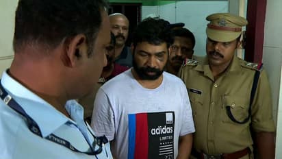 ഡോ. വന്ദന കൊലക്കേസ്: 'ഒരു മുറിയിൽ കയറിയത് മാത്രമേ ഓർമ്മയുള്ളൂ', സന്ദീപുമായി തെളിവെടുപ്പ് നടത്തി പൊലീസ്