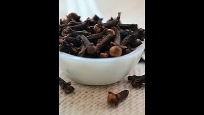 ശ്രദ്ധിക്കൂ, ഭക്ഷണശേഷം ഒരു ഗ്രാമ്പു വായിലിട്ട് ചവച്ചാൽ...