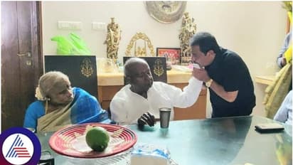 ದೇವೇಗೌಡರಿಗೆ ಮುತ್ತಿಕ್ಕಿ ಜನ್ಮದಿನದ ಶುಭಾಶಯ ಕೋರಿದ ಜಮೀರ್‌ ಅಹಮದ್‌