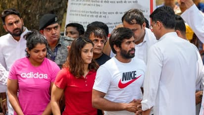 అనురాగ్ ఠాకూర్ ఇంటికి రెజ్లర్లు: కేంద్రమంత్రితో చర్చలు