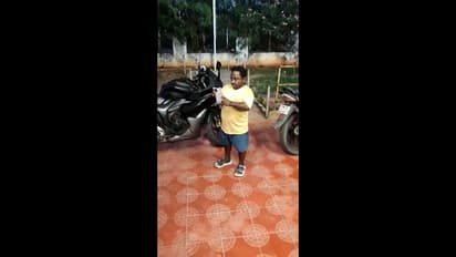 காவல் நிலையத்தில் அலப்பறை செய்த நபர்; மாவுக்கட்டுடன் போஸ் கொடுத்த பரிதாபம்