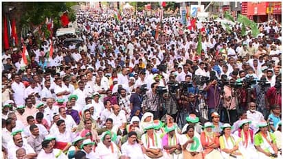 സർക്കാരിന്റെ വാർഷികവേളയിൽ സെക്രട്ടേറിയറ്റ് വളഞ്ഞ് യുഡിഎഫ്; ഐഎഎസ് ഉദ്യോഗസ്ഥനെയും തടഞ്ഞു