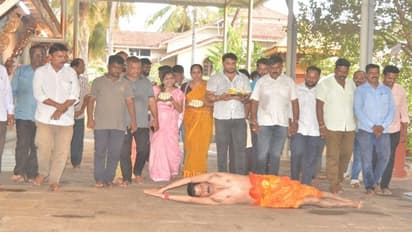 ಕಾಂಗ್ರೆಸ್ಗೆ 136 ಸೀಟು: ಉರುಳು ಸೇವೆ ನಡೆಸಿ ಹರಕೆ ಪೂರೈಸಿದ 'ಕೈ' ನಾಯಕ ಕೃಷ್ಣ ಮೂರ್ತಿ