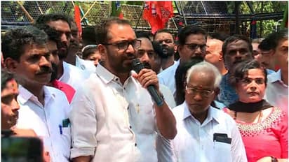 'പിണറായിവിജയനും 20 മന്ത്രിമാരും ചേർന്ന് കേരളത്തെ കൊള്ളയടിക്കുന്നു,വിദേശത്തേക്ക് പോകുന്നത് അഴിമതി ലക്ഷ്യമിട്ട്'