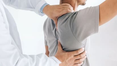 തോളുവേദനയും ഈ മൂന്ന് ലക്ഷണങ്ങളുമുണ്ടോ? എങ്കിൽ നിസാരമായി കാണരുത്...