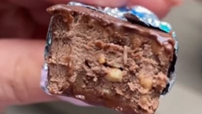 ആസ്വദിച്ച് കഴിച്ച ചോക്ലേറ്റ് ബാറിൽ നിന്നും യുവതിക്ക് കിട്ടിയത്...