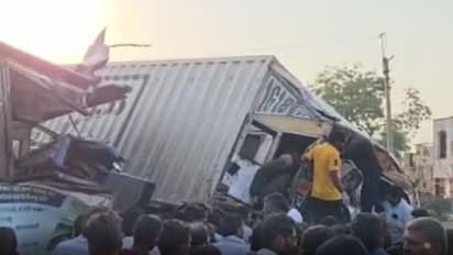 மும்பை நாக்பூர் ஓல்டு ஹைவே விபத்து: பஸ் டிரக் மோதலில் 7 பேர் உயிரிழப்பு!!