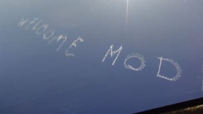 சிட்னிக்கு பிரதமர் மோடி வருவதை முன்னிட்டு  விமானப் புகை மூலம் வானில் வெல்கம் மோடி வரவேற்பு!!