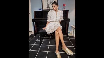 చిన్న గౌను వేసుకున్న పెద్ద పాప... మంచు లక్ష్మి స్కిన్ షో చూశారా? మైండ్ బ్లాక్ కావడం ఖాయం!