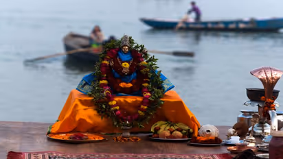 வீட்டில் கங்கை நீரை வைத்தால் மங்களகரமானது!! ஆனா கங்கா தேவி சிலையை வைக்கக் கூடாது.. ஏன் தெரியுமா?