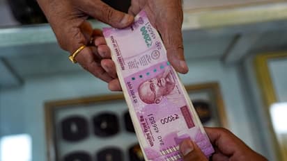 'ജ്വല്ലറികളിലും, ക്യാഷ് ഓൺഡെലിവറിയിലും, കാണിക്കയായും 2000'; നോട്ട് മാറാൻ കുറുക്കുവഴികൾ തേടി ജനം