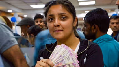 Rs 2000 note exchange: Confusion and complaints dominate day 1