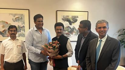 கோட் சூட்டில் முதல்வர்... சிங்கப்பூர் தொழில் அதிபர்களோடு இணைந்து கெத்து காட்டும் ஸ்டாலின்