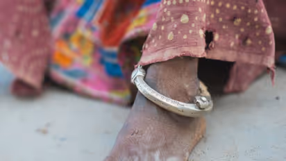 ചുട്ടുപൊള്ളുന്ന റോഡിൽ കുട്ടികൾ വാടി വീഴാതിരിക്കാന്‍ പ്ലാസ്റ്റിക് കവറുകൊണ്ട് കാലുകൾ പൊതിഞ്ഞ് അമ്മ