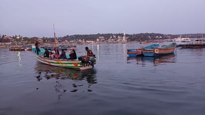 കടല്‍ക്ഷോഭ മുന്നറിയിപ്പിനിടെ മത്സ്യബന്ധന ബോട്ടില്‍ യാതൊരു സുരക്ഷാ മാനദണ്ഡവുമില്ലാതെ ഉല്ലാസയാത്ര, കേസ്
