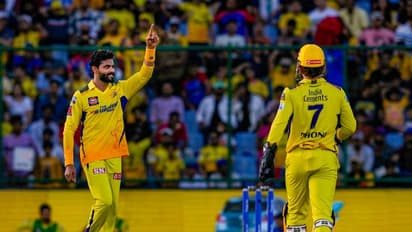 ஜட்டுவின் பீல்டிங்கை மாற்றி ஹர்திக் பாண்டியாவை தூக்கிய தோனி: வைரலாகும் வீடியோ!