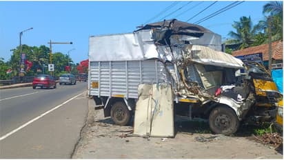 അപകടത്തില്‍ തകര്‍ന്ന വാഹനങ്ങള്‍ ദേശീയ പാതയോരത്ത് തന്നെ; നീക്കം ചെയ്യണമെന്ന് ആവശ്യം