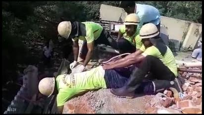 செங்கல்பட்டு அருகே அடுக்குமாடி கட்டிடத்தை தூக்கிய போது விபத்து; ஒருவர் பலி, ஒருவர் காயம்