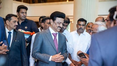 சிங்கப்பூரில் கோட் சூட் போட்டு கெத்து காட்டும்  முதல்வர் ஸ்டாலின்... வைரலாகும் போட்டோஸ்