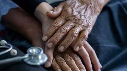 ಪಾರ್ಕಿನ್ಸನ್ ರೋಗಿಗೆ ಫೋರ್ಟಿಸ್ ವೈದ್ಯರಿಂದ ಎಂಇಆರ್ ಸಿಸ್ಟಂ ಬಳಸಿ ಯಶಸ್ವಿ ಶಸ್ತ್ರಚಿಕಿತ್ಸೆ