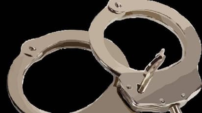 പാമ്പിനെ ചവച്ചരച്ചു, വീഡിയോ വൈറലായതിന് പിന്നാലെ അറസ്റ്റ്