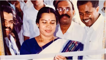 'പിണറായിയുടെ മനസിന്റെ വലിപ്പവും നൈര്‍മ്മല്യവും മനസിലാക്കാന്‍ ഈ  ഫോട്ടോ മതി';  1996ലെ സംഭവം വിവരിച്ച് ശ്രീമതി