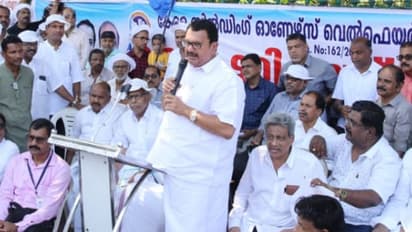 'വാചകക്കസർത്ത് മതിയാക്കി  കെട്ടിട നികുതി അധിക വർധന പിൻവലിക്കണം, ജനങ്ങളെ കൊല്ലാക്കൊല ചെയ്തല്ല വികസനം'