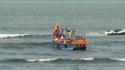 ശക്തമായ കാറ്റും മോശം കാലാവസ്ഥയും; 4 ദിവസം കടലിൽ പോകരുത്, മത്സ്യബന്ധന തൊഴിലാളികൾക്ക് മുന്നറിയിപ്പ്