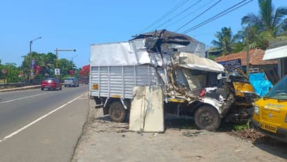 അപകടത്തിൽപ്പെട്ട് തകർന്ന വാഹനങ്ങൾ റോഡരികിൽ, വീണ്ടും അപകട സാധ്യത; നടപടിയെടുക്കാതെ അധികൃതർ
