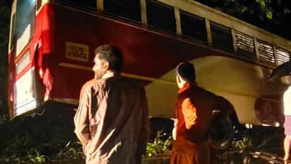 'മുന്നോട്ട് നീങ്ങിയാൽ പത്തടി താഴ്ചയിലേക്ക്', ഹരിപ്പാട് തെന്നിനീങ്ങിയ കെഎസ്ആർടിസി ബസ്, താങ്ങായി മനോധൈര്യം!