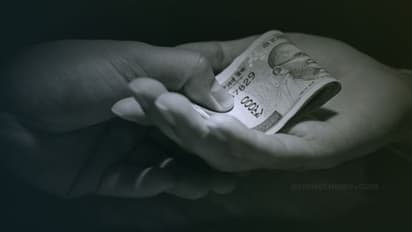 ആർടിഒ ചെക്പോസ്റ്റിൽ കണക്കിൽപ്പെടാത്ത 8300 രൂപ; പണം ഒളിപ്പിച്ചിരുന്നത് പെൻസിൽ കൂടിനകത്തും അഗർബത്തി സ്റ്റാൻഡിലും