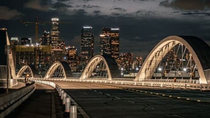 సోషల్ మీడియాలో ఫేమస్ అయ్యేందుకు స్టంట్.. లాస్ ఏంజిల్స్ లో బ్రిడ్జి ఎక్కుతూ బాలుడు మృతి..