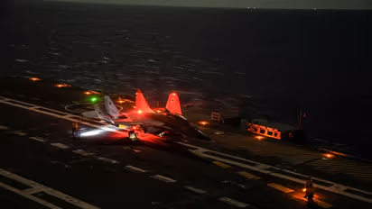 ಐತಿಹಾಸಿಕ ಸಾಧನೆ ಮಾಡಿದ ನೌಕಾಸೇನೆ, ರಾತ್ರಿ ಹೊತ್ತಿನಲ್ಲಿ ಯುದ್ಧನೌಕೆಯಲ್ಲಿ ಯಶಸ್ವಿಯಾಗಿ ಇಳಿದ ಮಿಗ್-29ಕೆ!