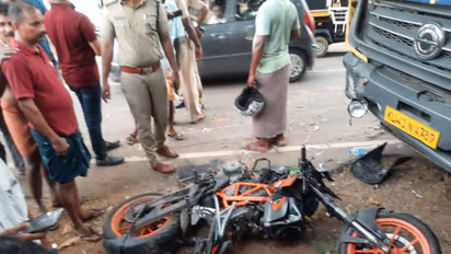 അമിത വേഗതയിൽ വന്ന ബൈക്ക് ലോറിയിലിടിച്ചു; കോട്ടയത്ത് 3 യുവാക്കൾക്ക് ദാരുണാന്ത്യം