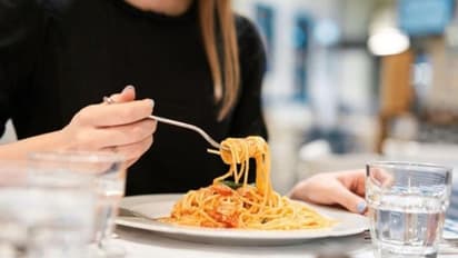 ഭക്ഷണത്തിന്‍റെ ഫോട്ടോയെടുക്കാൻ കാമുകൻ സമ്മതിച്ചില്ല; യുവതി ചെയ്തത്...